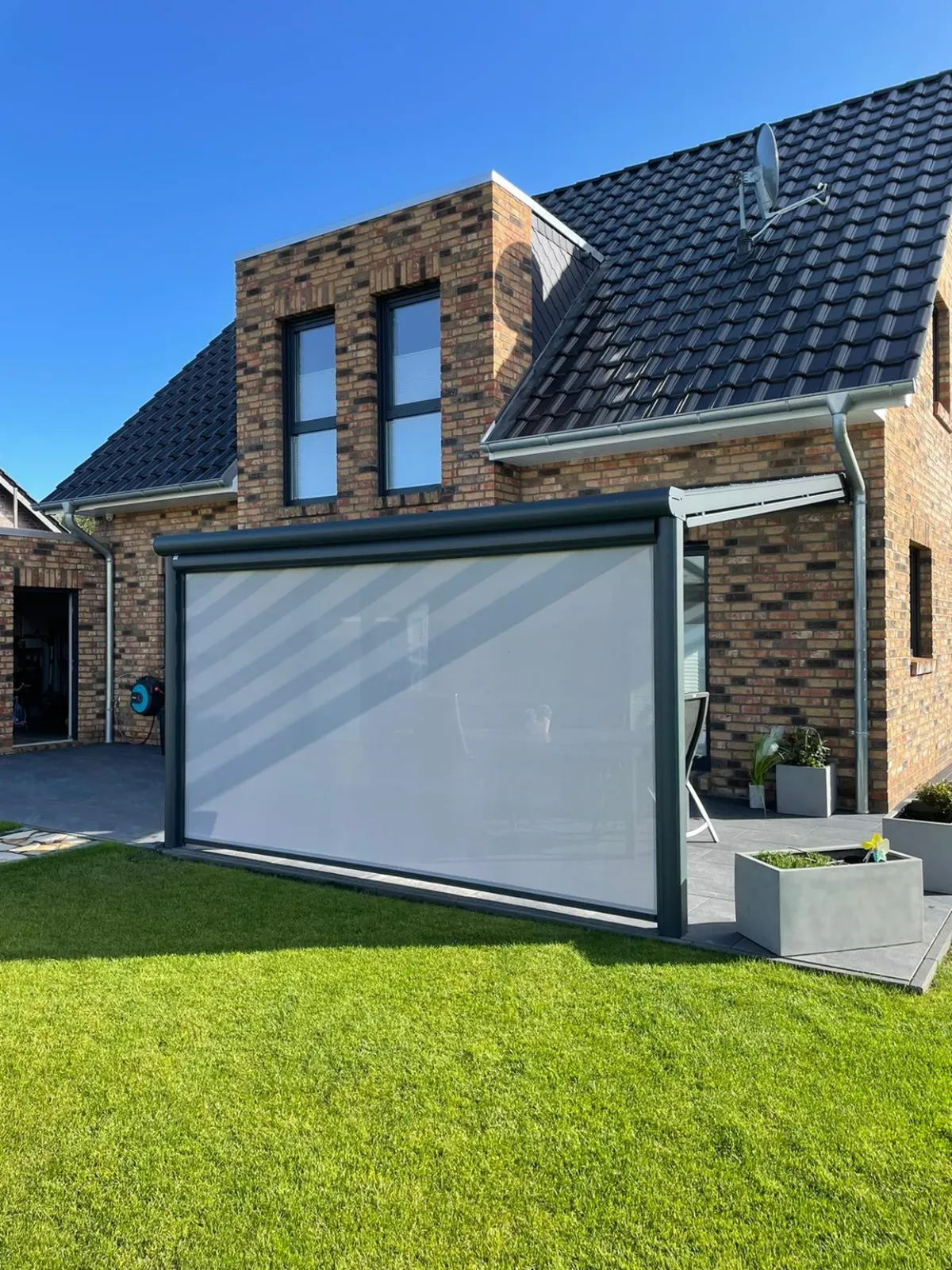 Pergola mit Zip-Screen in Anthrazit