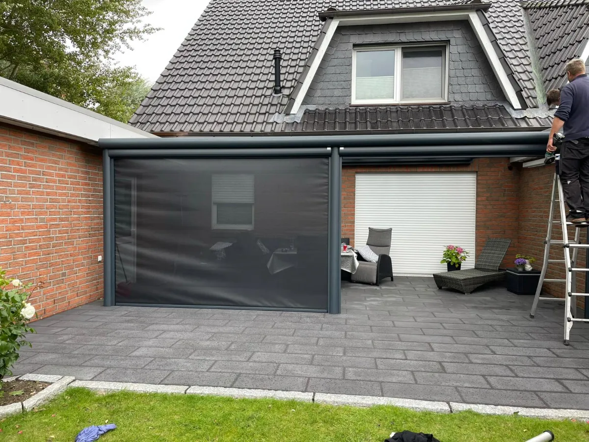 Terrassenüberdachung auf Holzterrasse