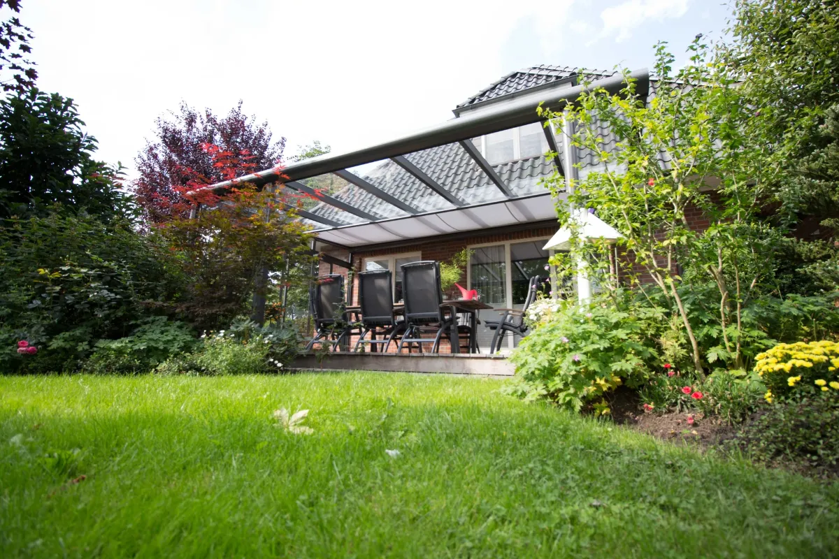 Anthrazit-Dach an weißem Einfamilienhaus