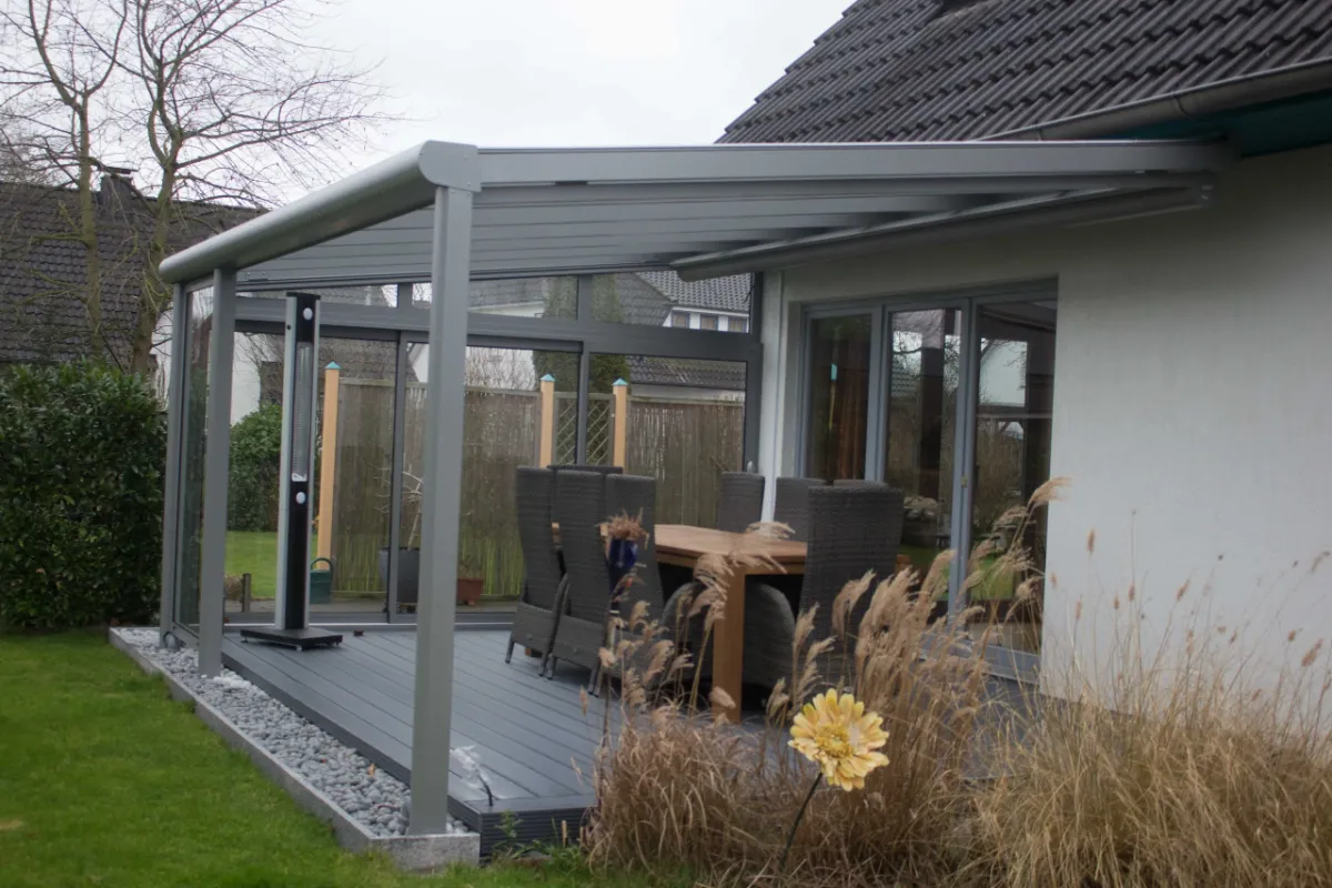 Freistehende Pergola im Garten