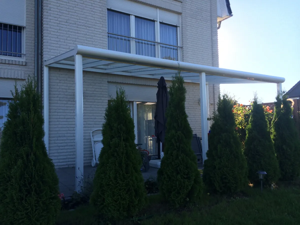 Weiße Terrassenüberdachung mit Glasdach