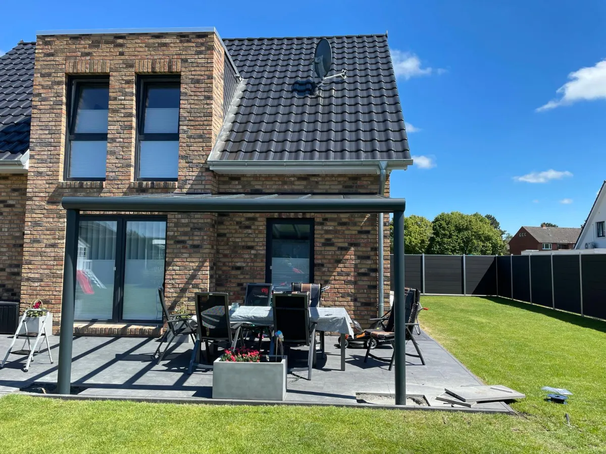 Glasschiebetür an überdachter Terrasse