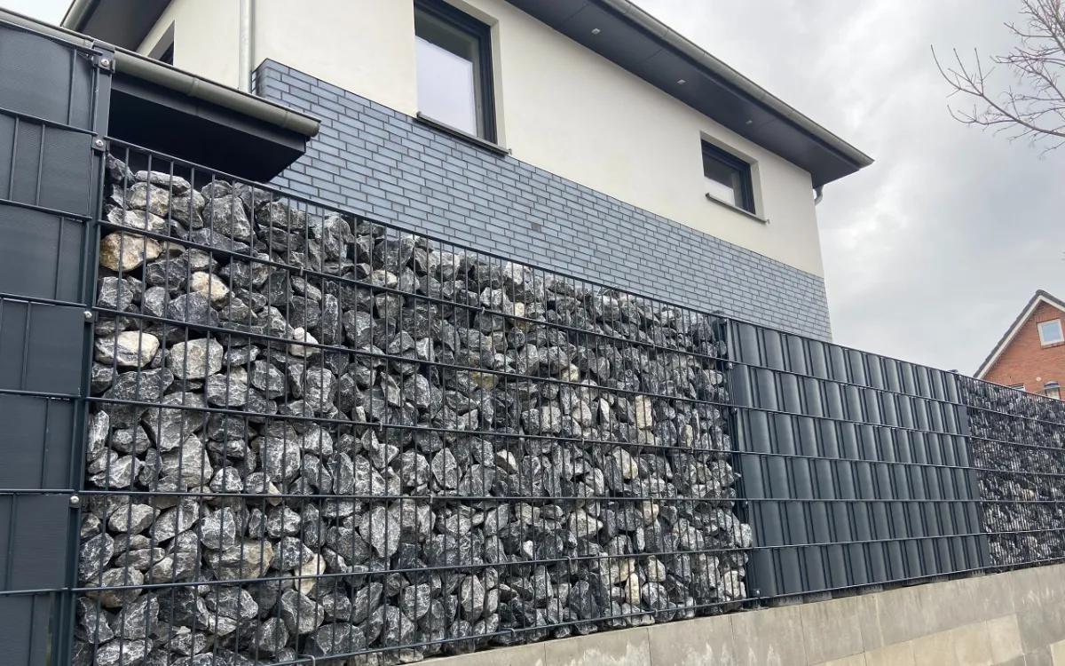 Moderne Pergola mit Schattensystem